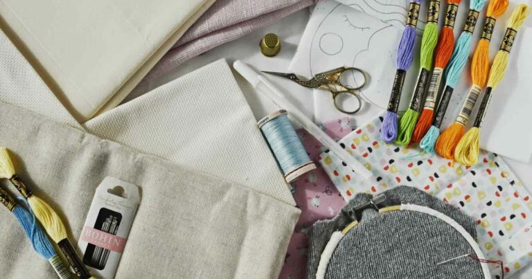 हाथ से कढ़ाई किए गए कपड़ों के लिए एक गहन मार्गदर्शिका। Discover what is the best fabric for hand embroidery and why