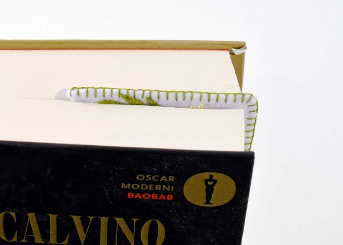 पुस्तक के अंदर कोने के बुकमार्क की सीमा