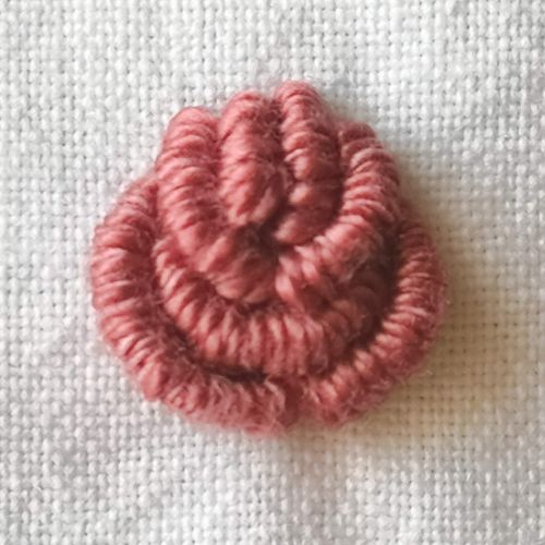 बुलियन सिलाई के साथ कढ़ाई किया हुआ गुलाबी फूल