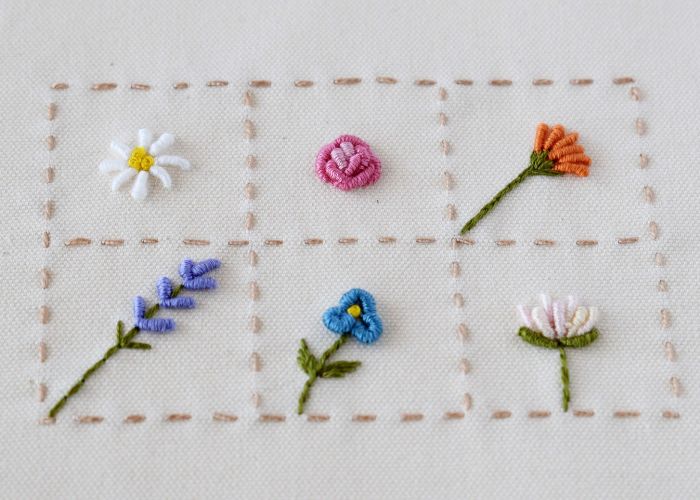छह बुलियन सिलाई फूलों के साथ एक तैयार नमूना