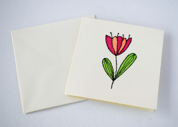 मातृ दिवस के लिए फूल के साथ हाथ से कढ़ाई किया हुआ कार्ड